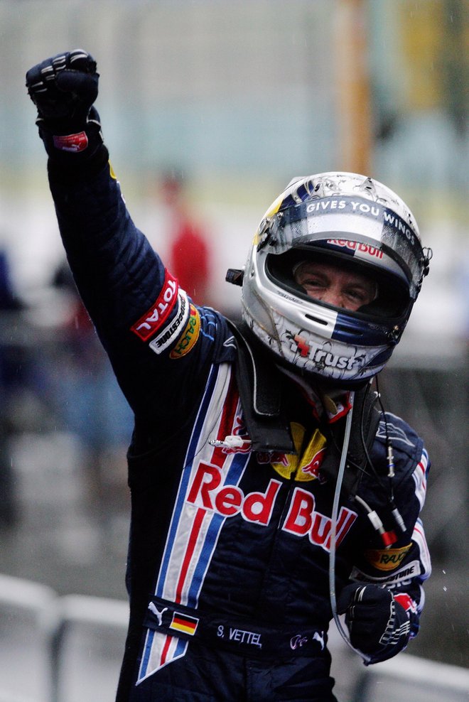 2009 Sebastian Vettel race used gloves Signed - Formula 1 Memorabilia