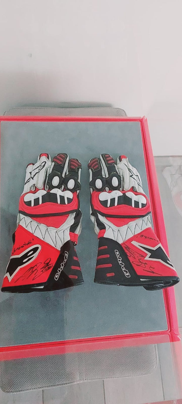 At Auction: Ferrari - Michael Schumacher -Rare paire de gants portée en At Auction: Ferrari - Michael Schumacher -Rare paire de gants portée en