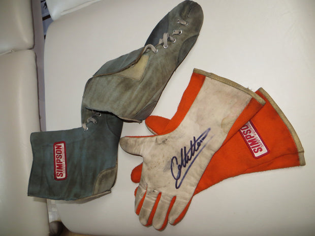 1982 Gilles Villeneuve race used gloves signed - Formula 1 Memorabilia